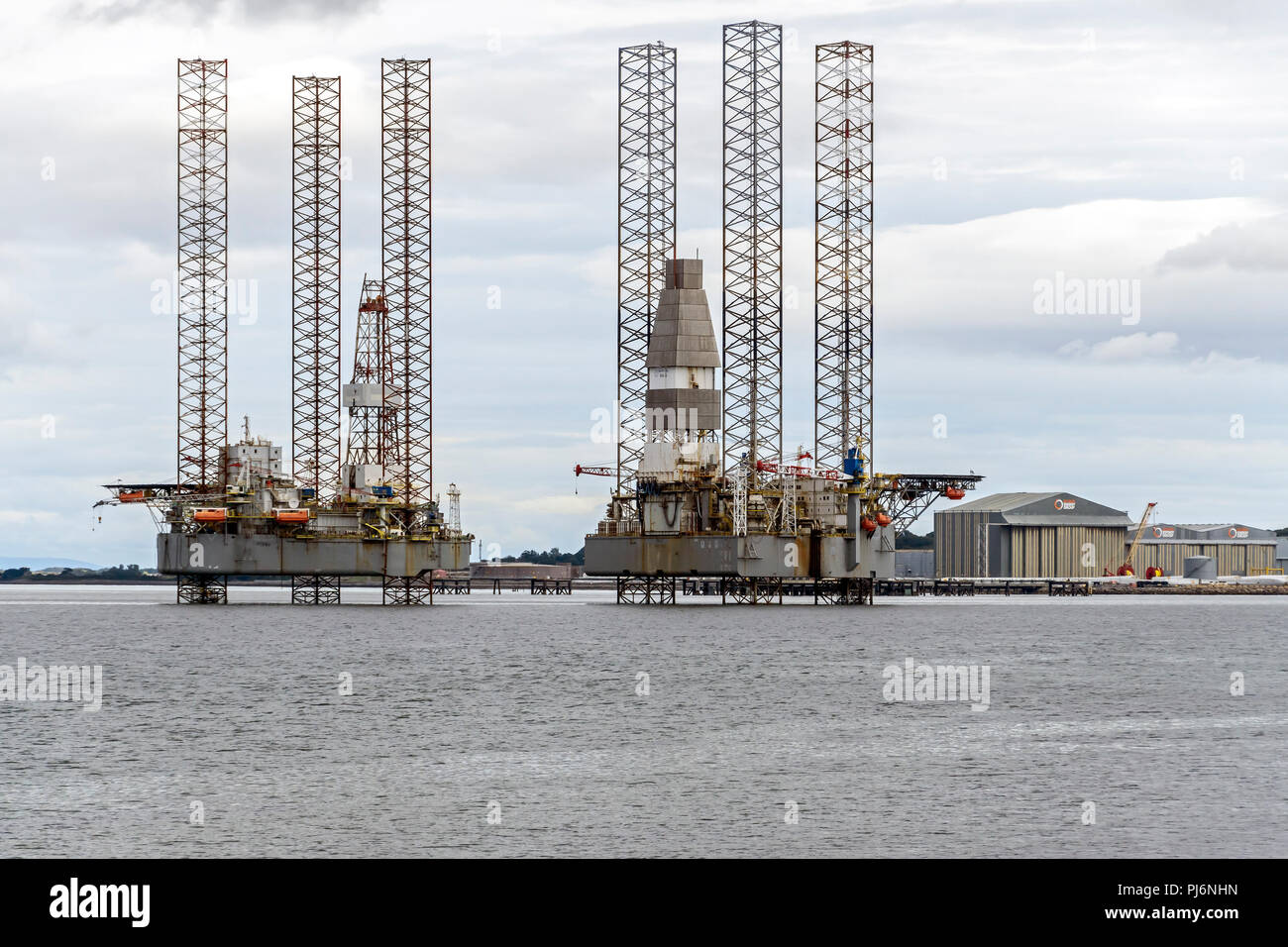 Plates-formes d'exploration pétrolière amarré à Cromarty Cromarty Firth près de Highland Scotland UK Banque D'Images