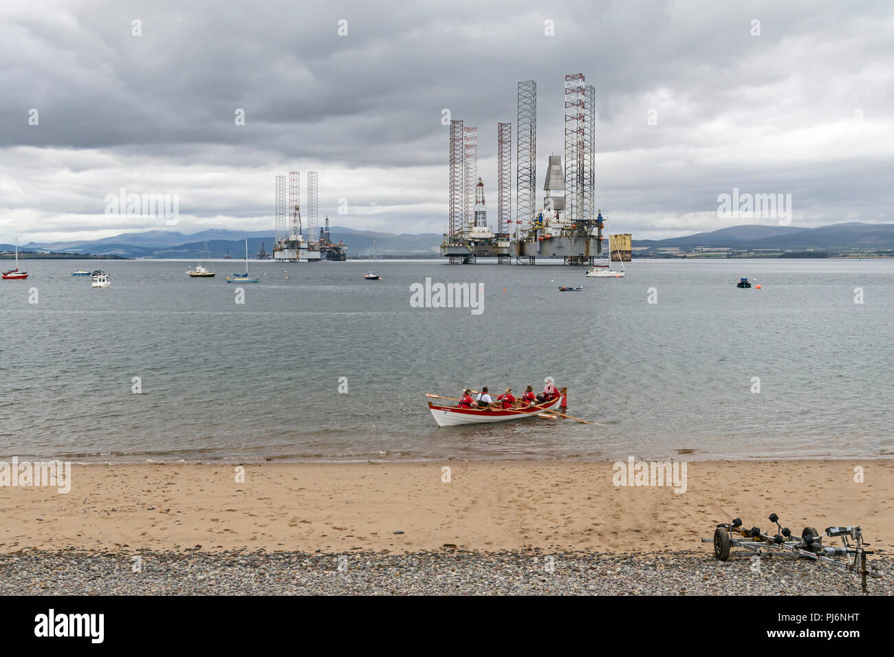 Plates-formes d'exploration pétrolière amarré à Cromarty Cromarty Firth près de Highland Ecosse UK avec bateau à rames Cromba Banque D'Images