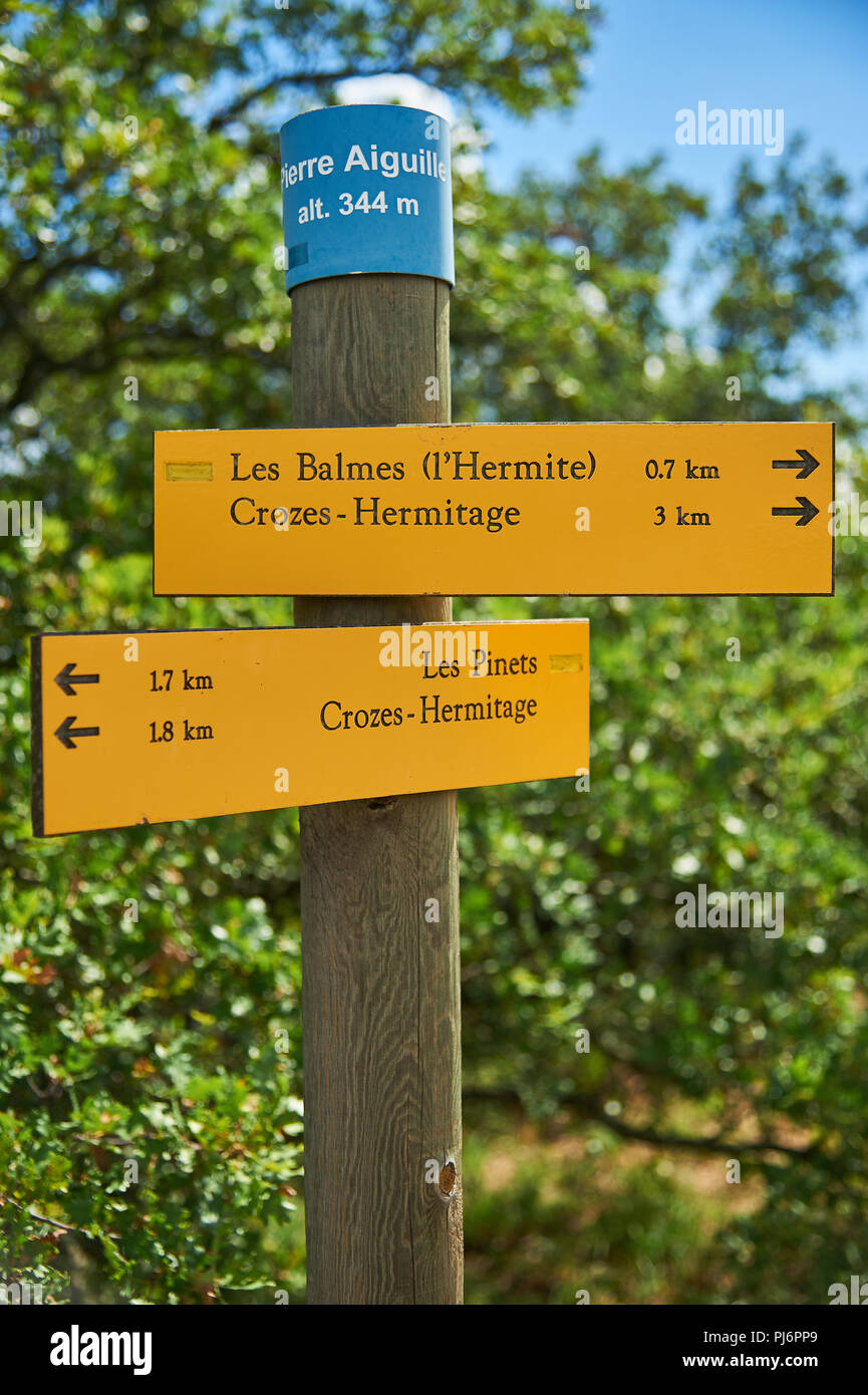 Fingerpost jaune signes sur un post de bois sur le coteau au-dessus de Tain L'Hermitage dans le département Drôme, région Rhône-Alpes, France Banque D'Images