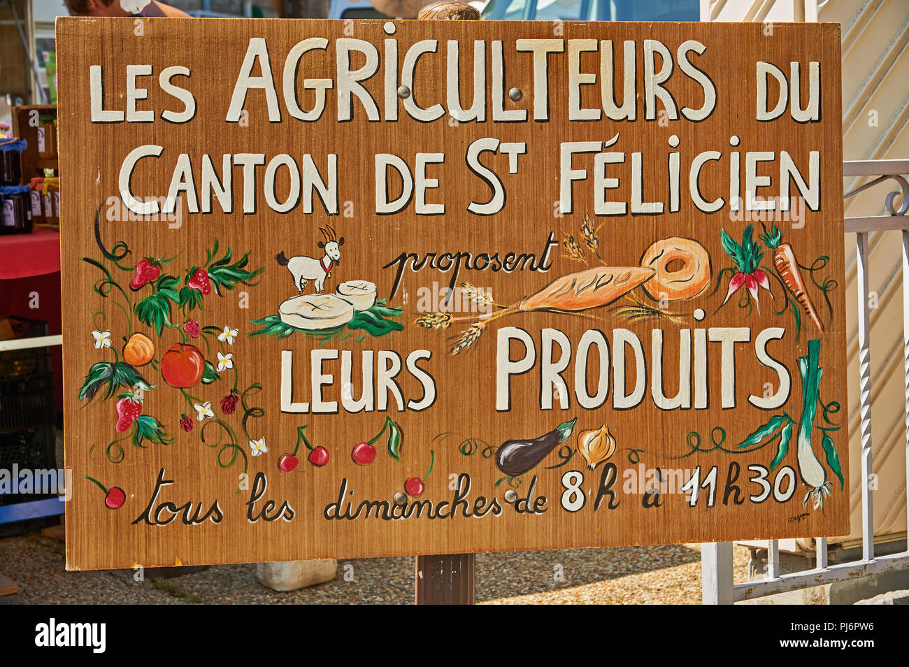Saint Felicien Ardeche Rhone Alpes et une langue française publicité signe un marché de fermiers dans la ville. Banque D'Images