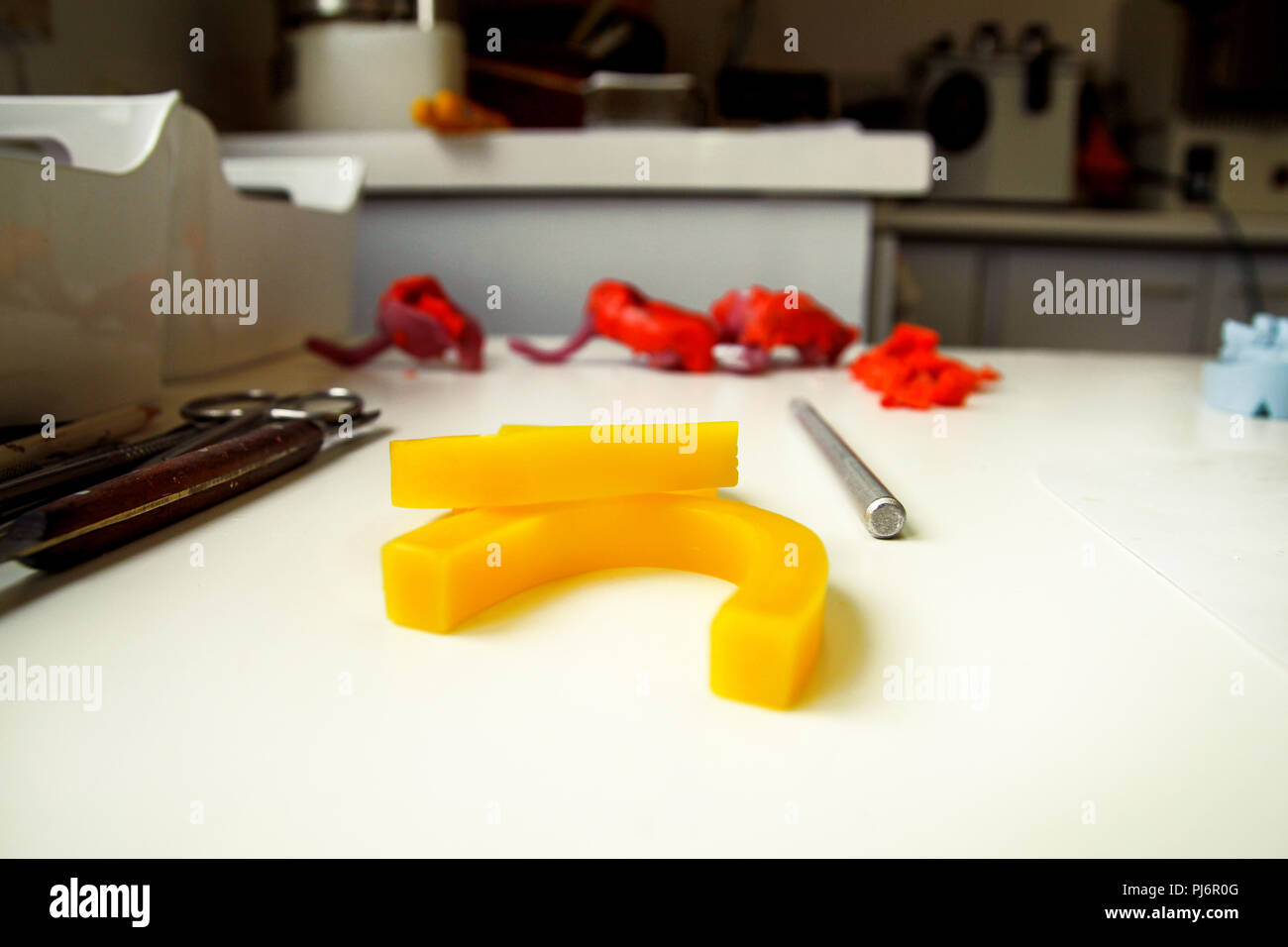 Pour empreintes dentaires. Les prothèses dentaires et la dentisterie. Prothèses dentaires, prothèses dentaires, prothèses travail. Technicien dentaire en processus de fabrication de prothèses dentaires. Pour empreintes dentaires. Banque D'Images