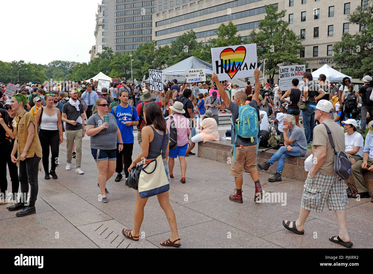 Les manifestants se rassemblent dans le parc de la liberté à Washington D.C. pour exprimer leur désapprobation de l'alt-participants rassemblement dans le parc Lafayette à proximité. Banque D'Images Les manifestants se rassemblent dans le parc de la liberté à Washington D.C. pour exprimer leur désapprobation de l'alt-participants rassemblement dans le parc Lafayette à proximité. Banque D'Images