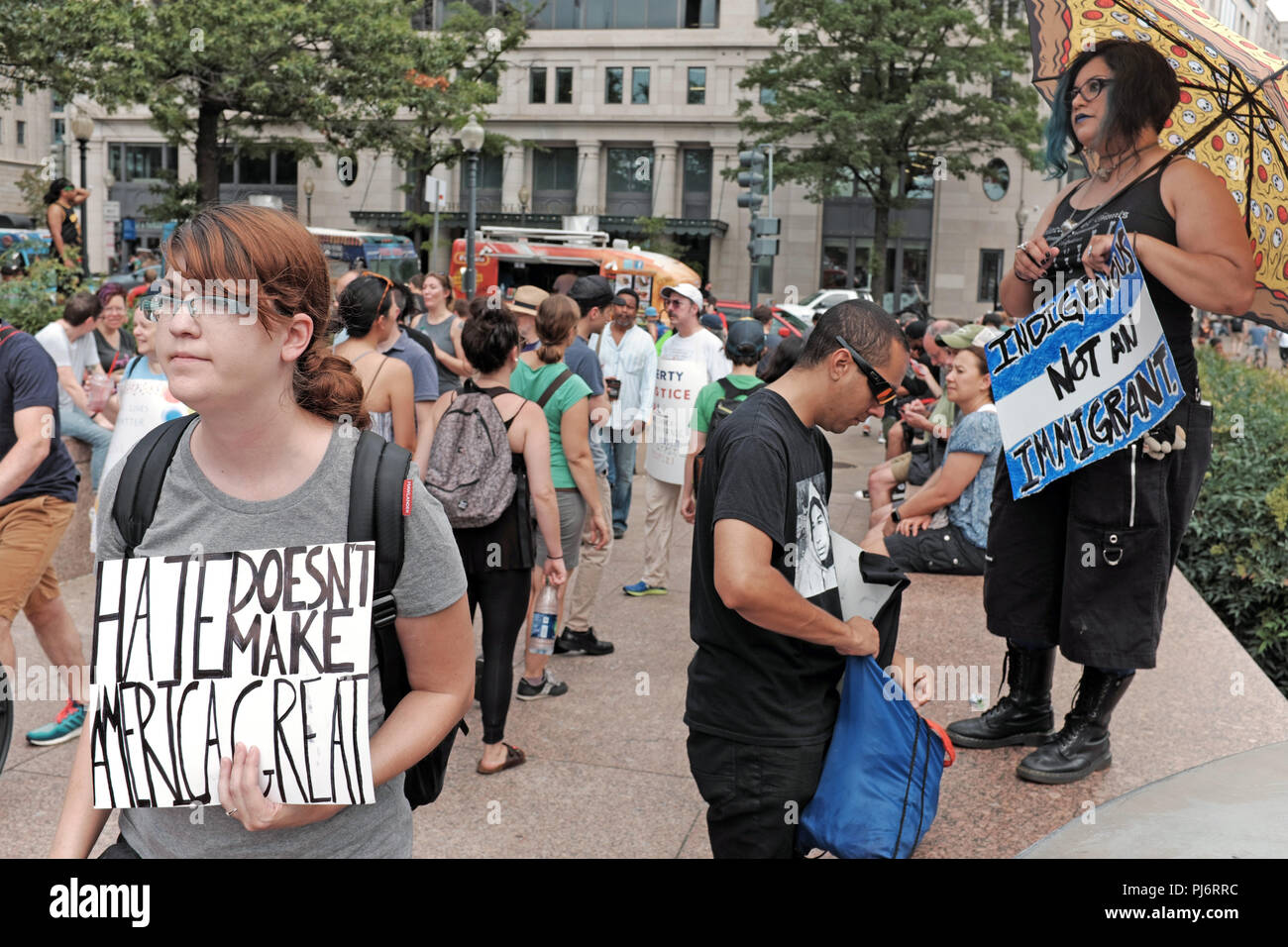 La haine n'a pas de Nord Grand signe au rassemblement à Freedom Park à Washington D.C. visant à lutter contre la touche Alt droite rassemblement à Lafayette Park Banque D'Images La haine n'a pas de Nord Grand signe au rassemblement à Freedom Park à Washington D.C. visant à lutter contre la touche Alt droite rassemblement à Lafayette Park Banque D'Images