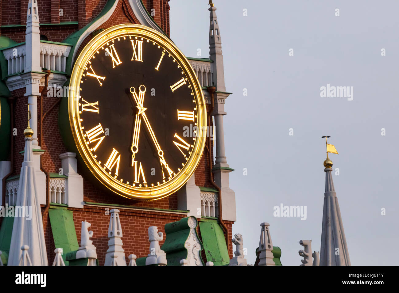 Une vue rapprochée de la sonnerie à la Tour Spasskaya du Kremlin dans le centre de Moscou, Russie Banque D'Images
