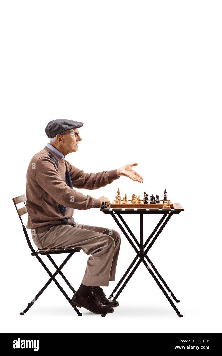 Hauts assis à une table à jouer aux échecs et s'isolé sur fond blanc Banque D'Images