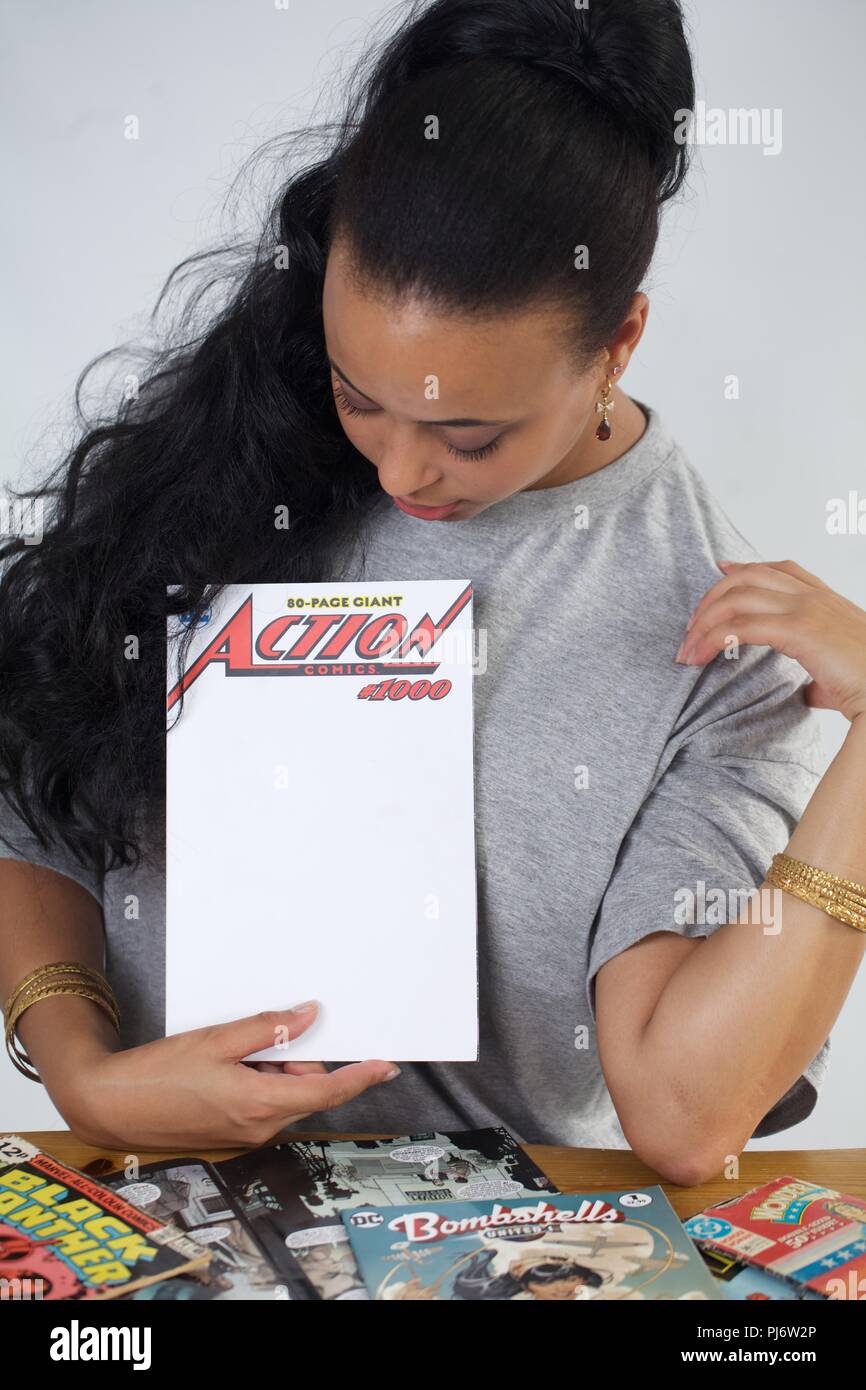 Fille noire avec Action comics numéro spécial 1000 Banque D'Images