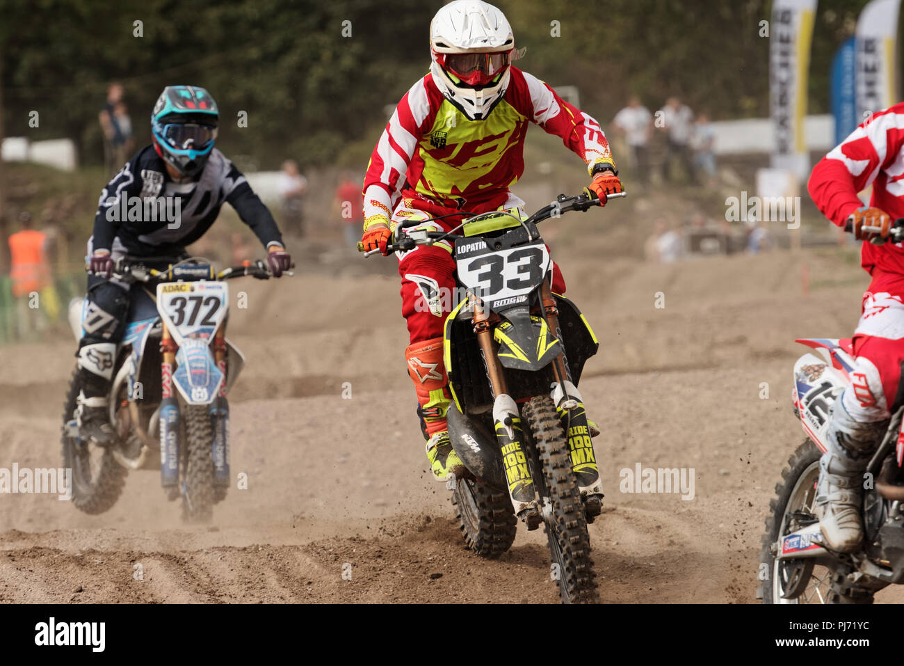 Saint-pétersbourg, Russie - septembre 2, 2018 : Les athlètes concourent dans la troisième phase de championnat de Supercross russe. Cette étape a lieu sur la motor racing Banque D'Images