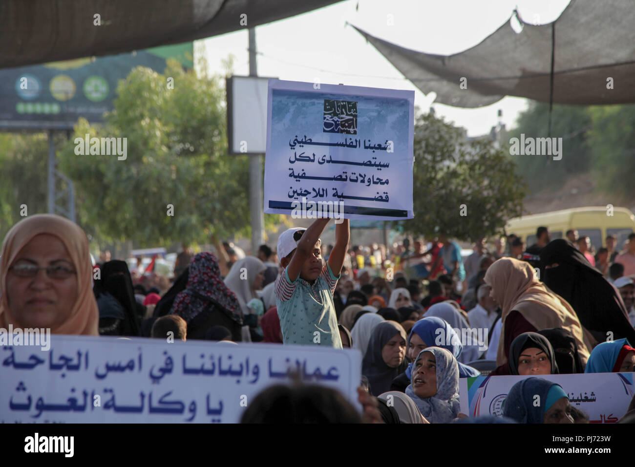 Des manifestants palestiniens près du point de passage d'Erez avec Israël le 4 septembre 2018, dans le nord de la bande de Gaza pour protester contre la décision des États-Unis de cesser de financer et soutenir l'Organisation des Nations Unies pour les réfugiés de Palestine (UNRWA). (Photo de Ramez Habboub / Pacific Press) Banque D'Images