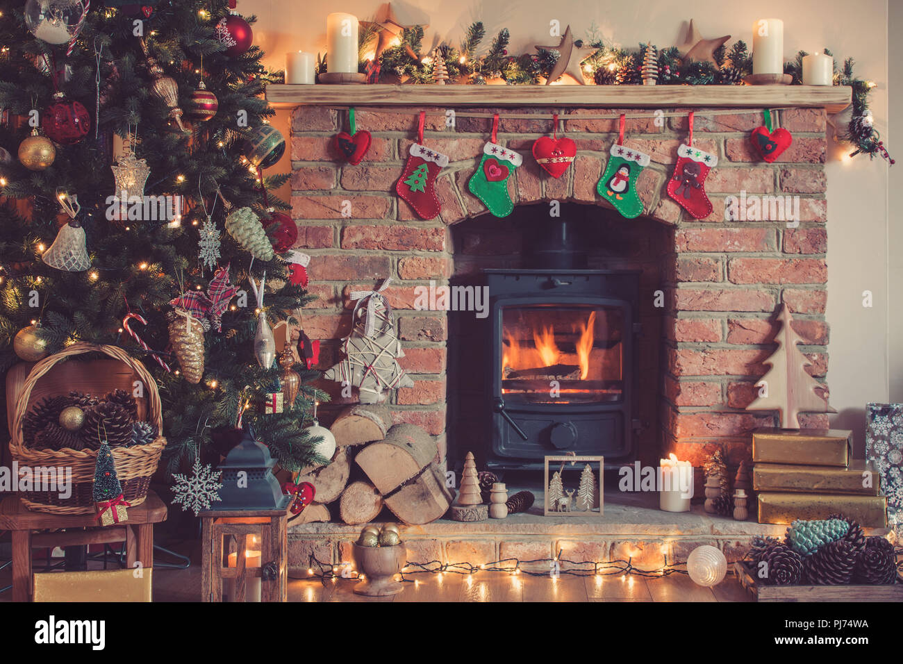 Réglage de Noël arbre de Noël décoré, arrière-plan, des pommes de pin dans le panier avec une cheminée sur l'arrière-plan, une des bougies de Noël, selective focus Banque D'Images