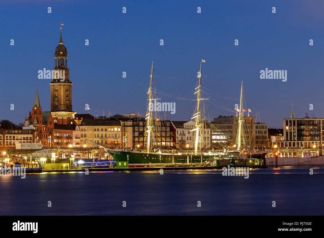 Vue panoramique sur l'horizon du port de Hambourg a photographié à heure bleue en début de soirée Banque D'Images