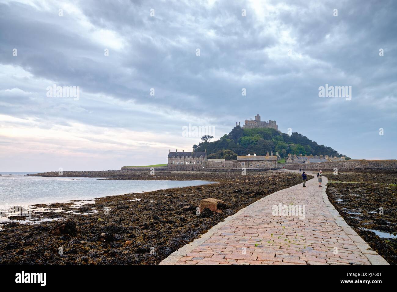 Mont St. Michaels et château sur un soir d'été orageux Penzance Cornwall Marazion England UK Banque D'Images