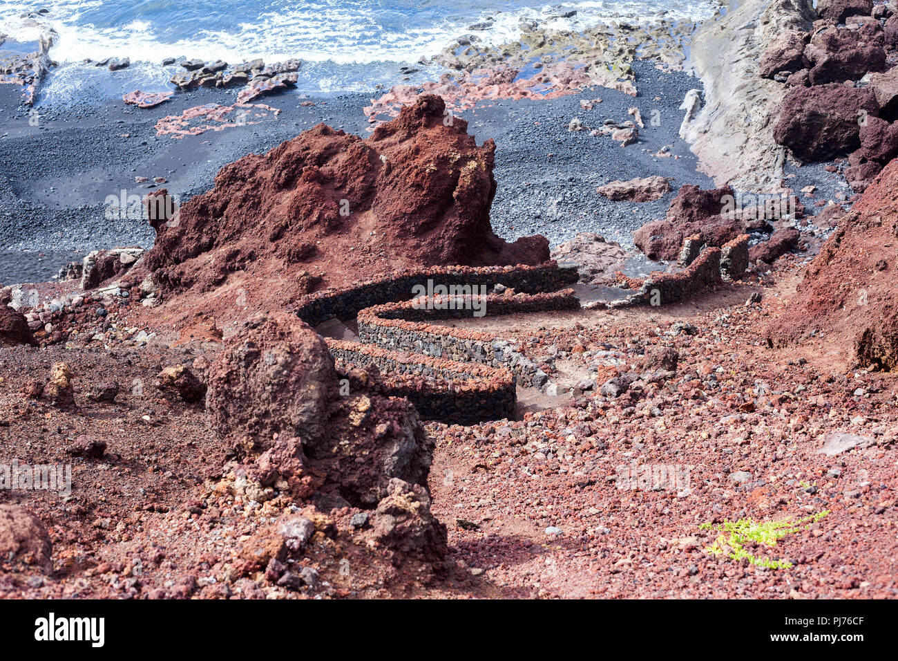 Formations de pierre et vieux mur en El Golfo, Lanzarote, îles canaries Banque D'Images