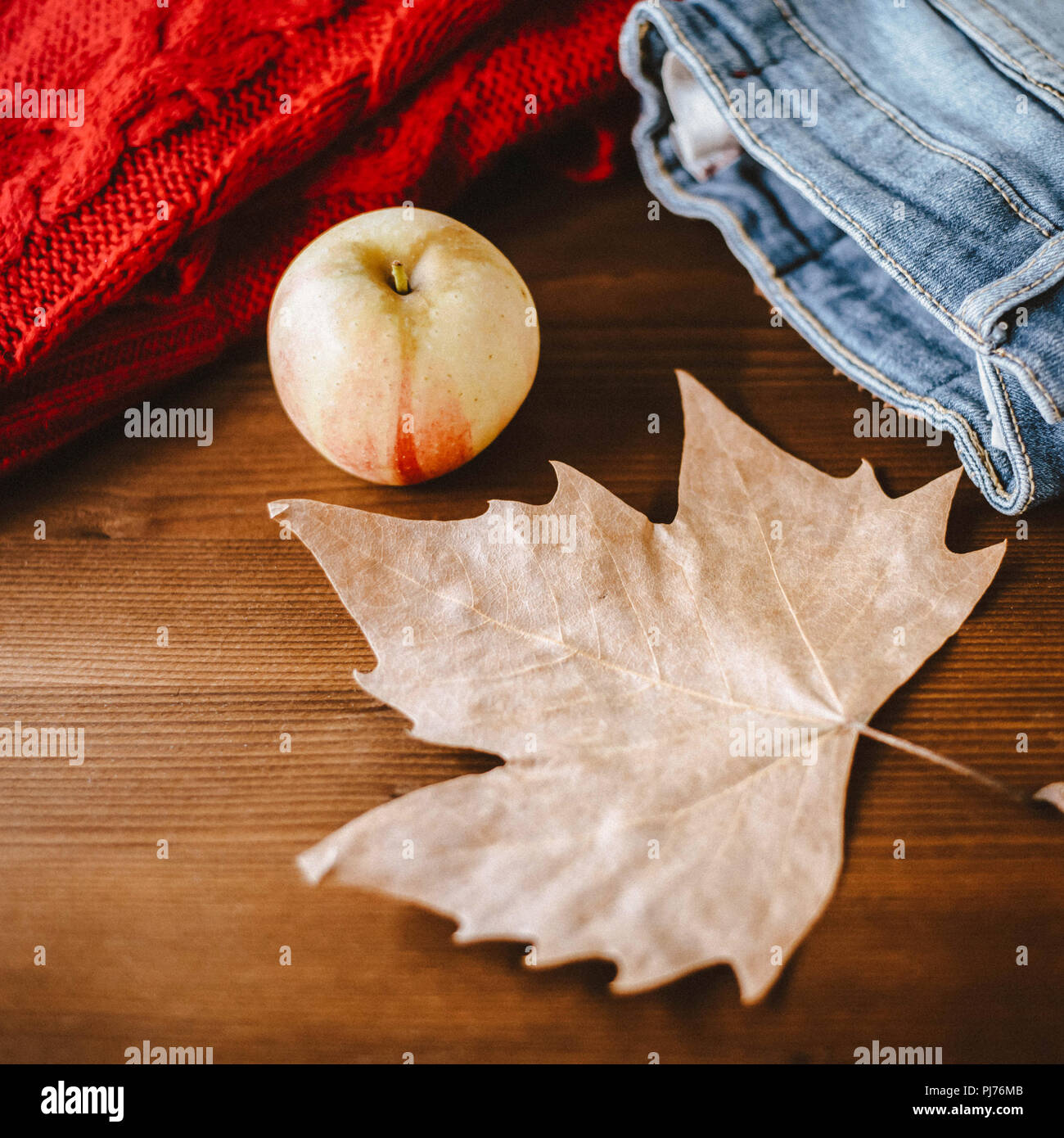 Mise à plat de l'automne automne vêtements chauds tasse de café et la feuille d'automne sur fond de bois. Automne Automne concept confortable Banque D'Images