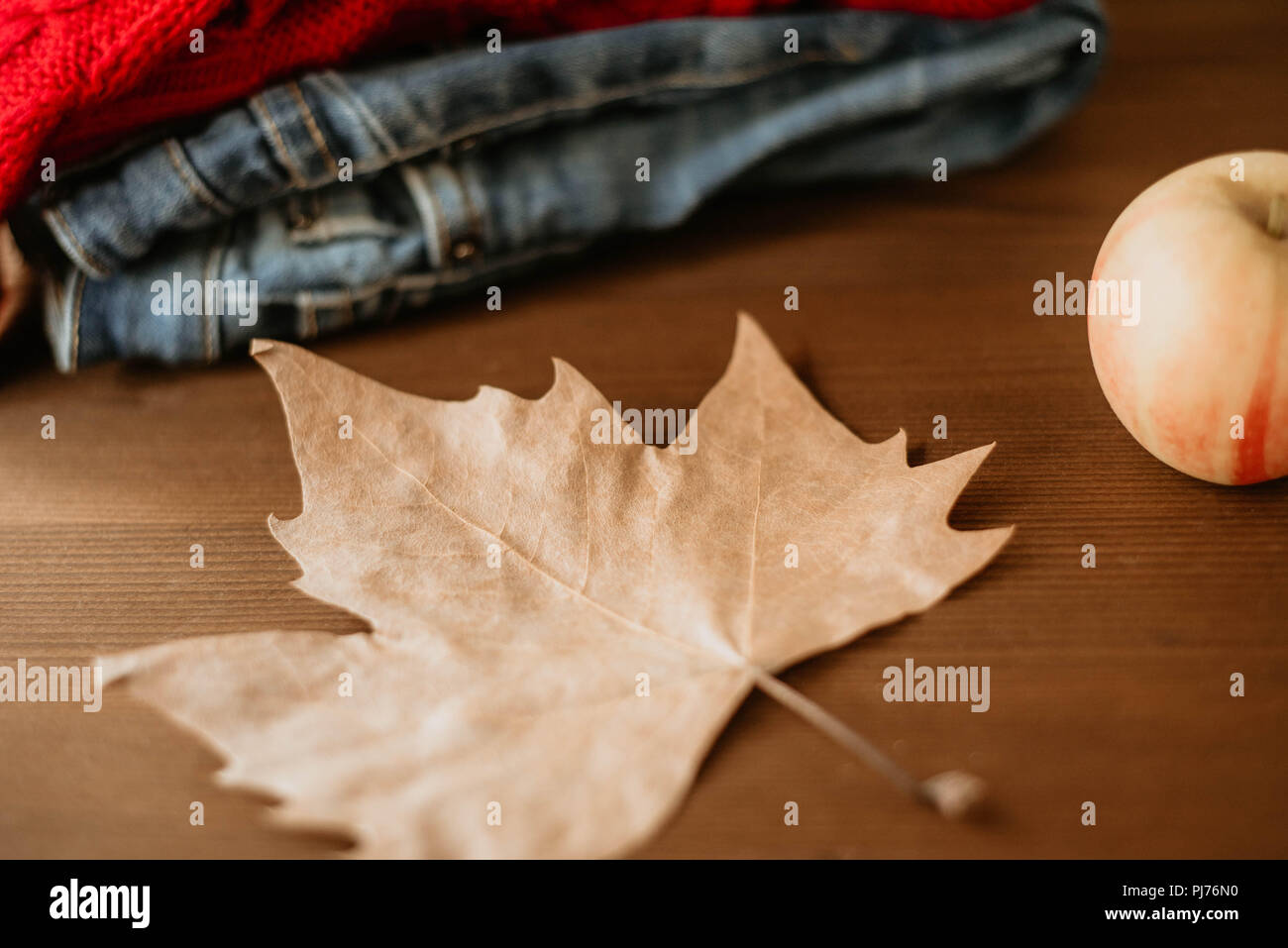 Mise à plat de l'automne automne vêtements chauds tasse de café et la feuille d'automne sur fond de bois. Automne Automne concept confortable Banque D'Images