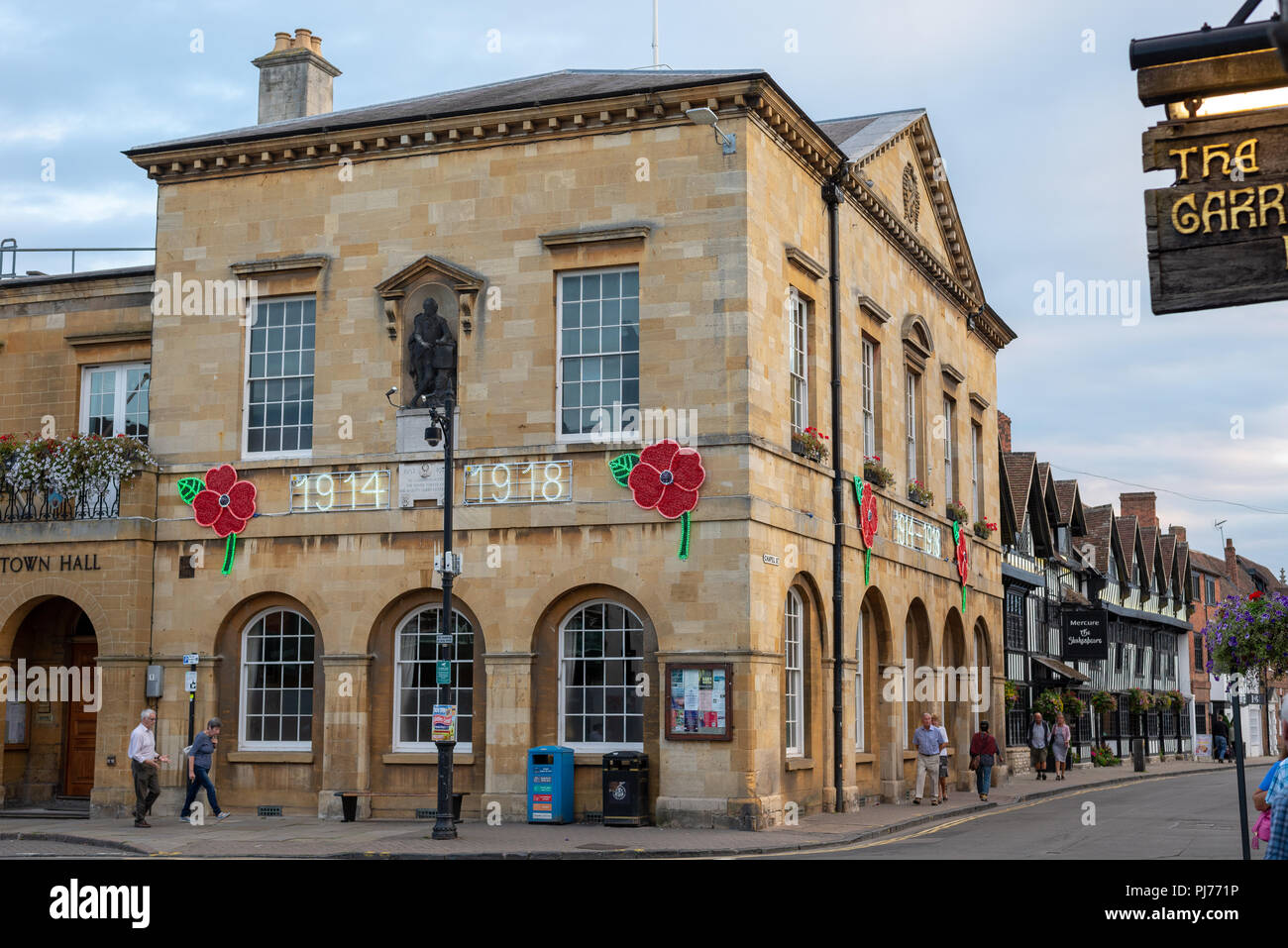 La PREMIÈRE GUERRE MONDIALE allumé en hommage à l'Hôtel de Ville de Stratford Upon Avon Banque D'Images