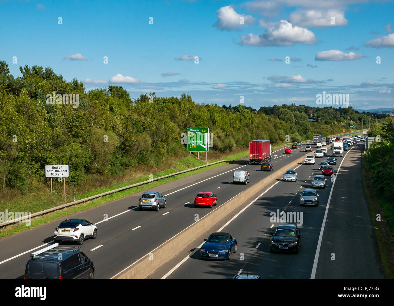 Les voitures et camion en circulation sur route à Edinburgh City Bypass vue depuis le pont viaduc avec panneau routier à Carnforth, Ecosse, Royaume-Uni Banque D'Images