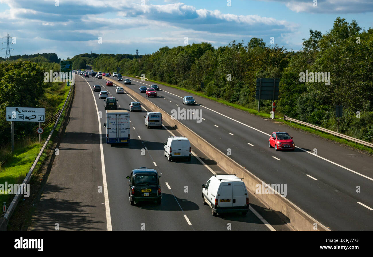 Les voitures et camion en circulation sur route à Edinburgh City Bypass vue depuis le pont viaduc avec panneau routier à Carnforth, Ecosse, Royaume-Uni Banque D'Images