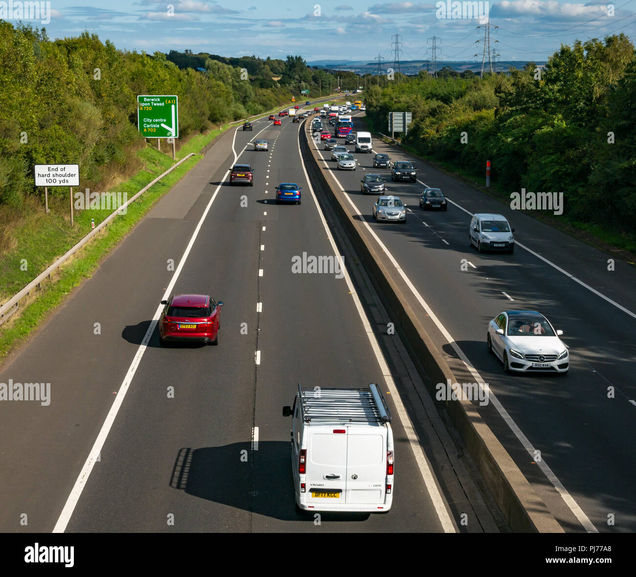 Les voitures et camionnette blanche dans le trafic sur la ville d'Edinburgh à deux voies de dérivation vue viaduc pont avec panneau routier à Carnforth, Ecosse, Royaume-Uni Banque D'Images