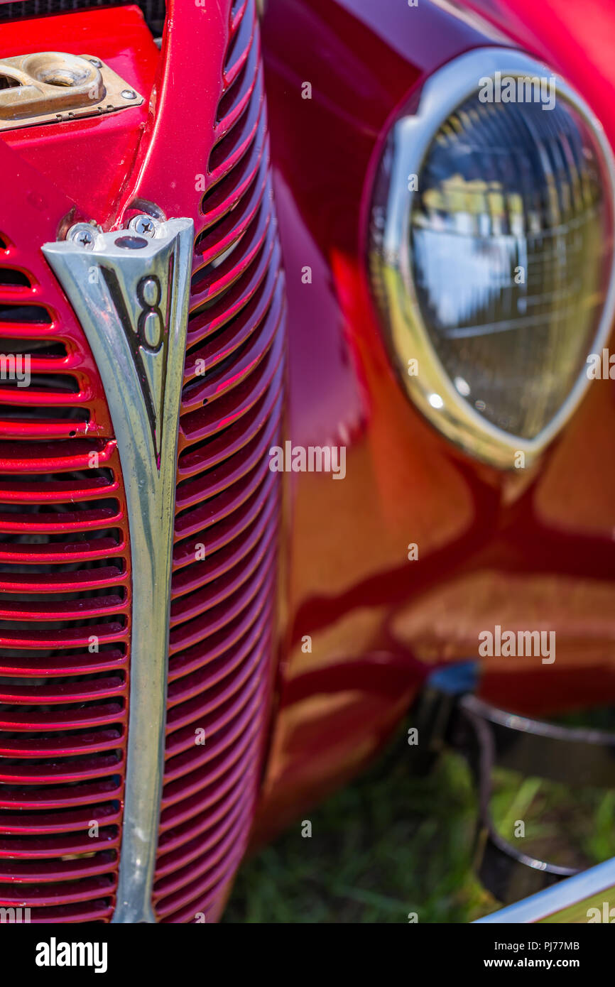 Profondeur de champ libre de la V8 et de l'emblème calandre supérieure détails sur une Ford 1939 Coupé Standard. Banque D'Images