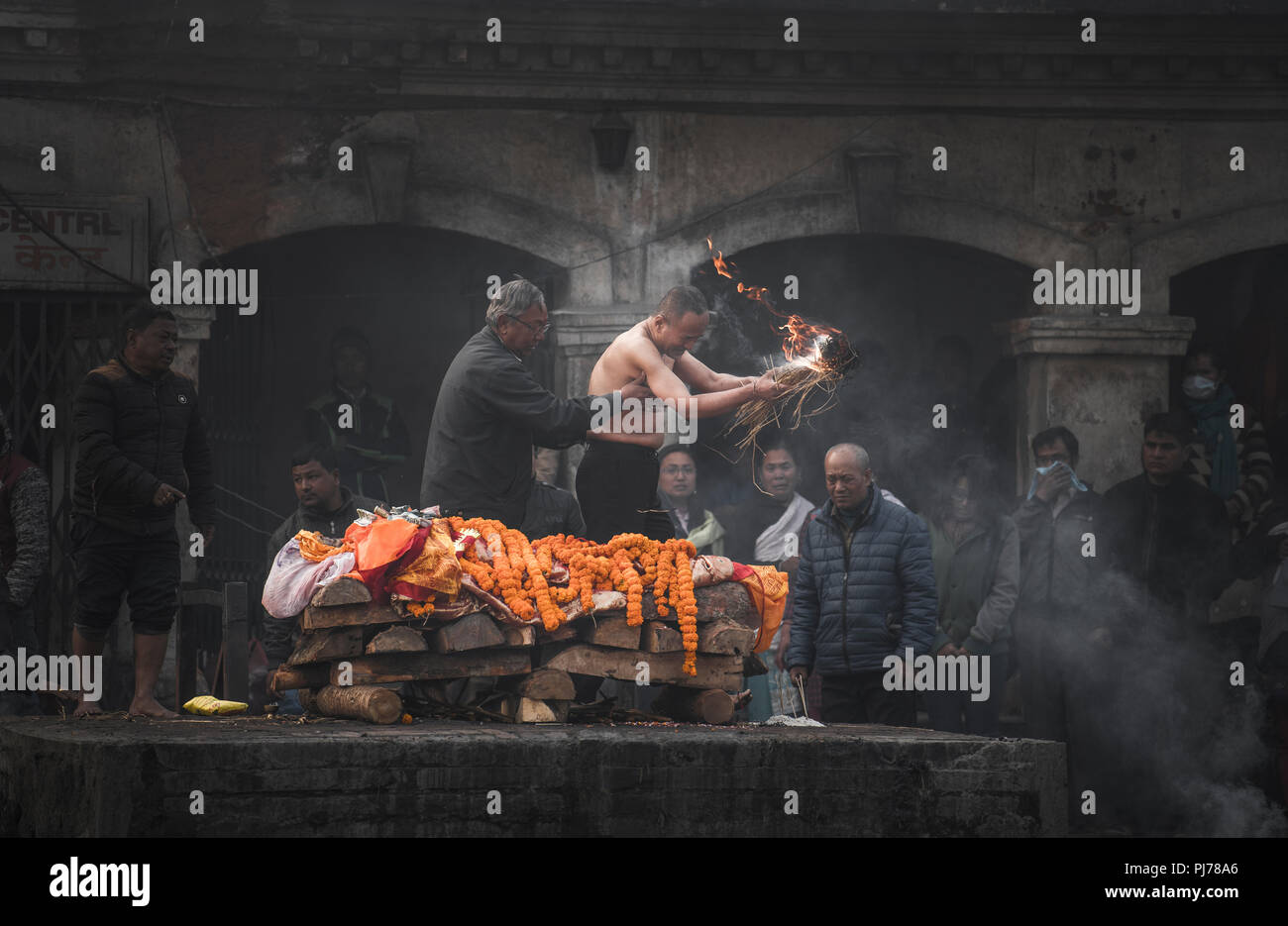 Funérailles hindoues indiennes sait aussi comme Anthyesti, signifie le dernier sacrifice Banque D'Images