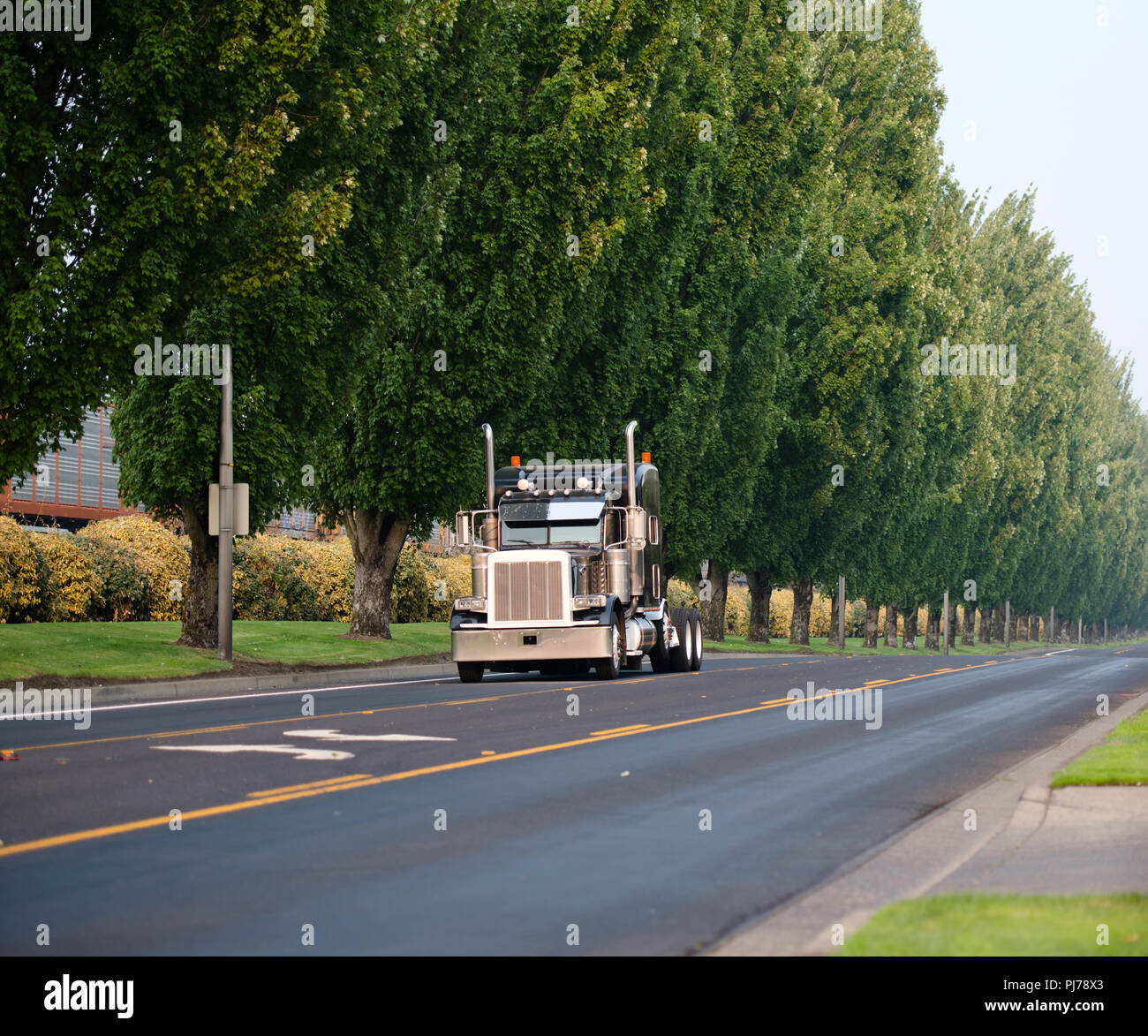 American Classic populaires noir bonnet gros camion semi truck tracteur avec tuyaux d'échappement vertical et d'autres accessoires de chrome pour les meilleurs d'aller Banque D'Images