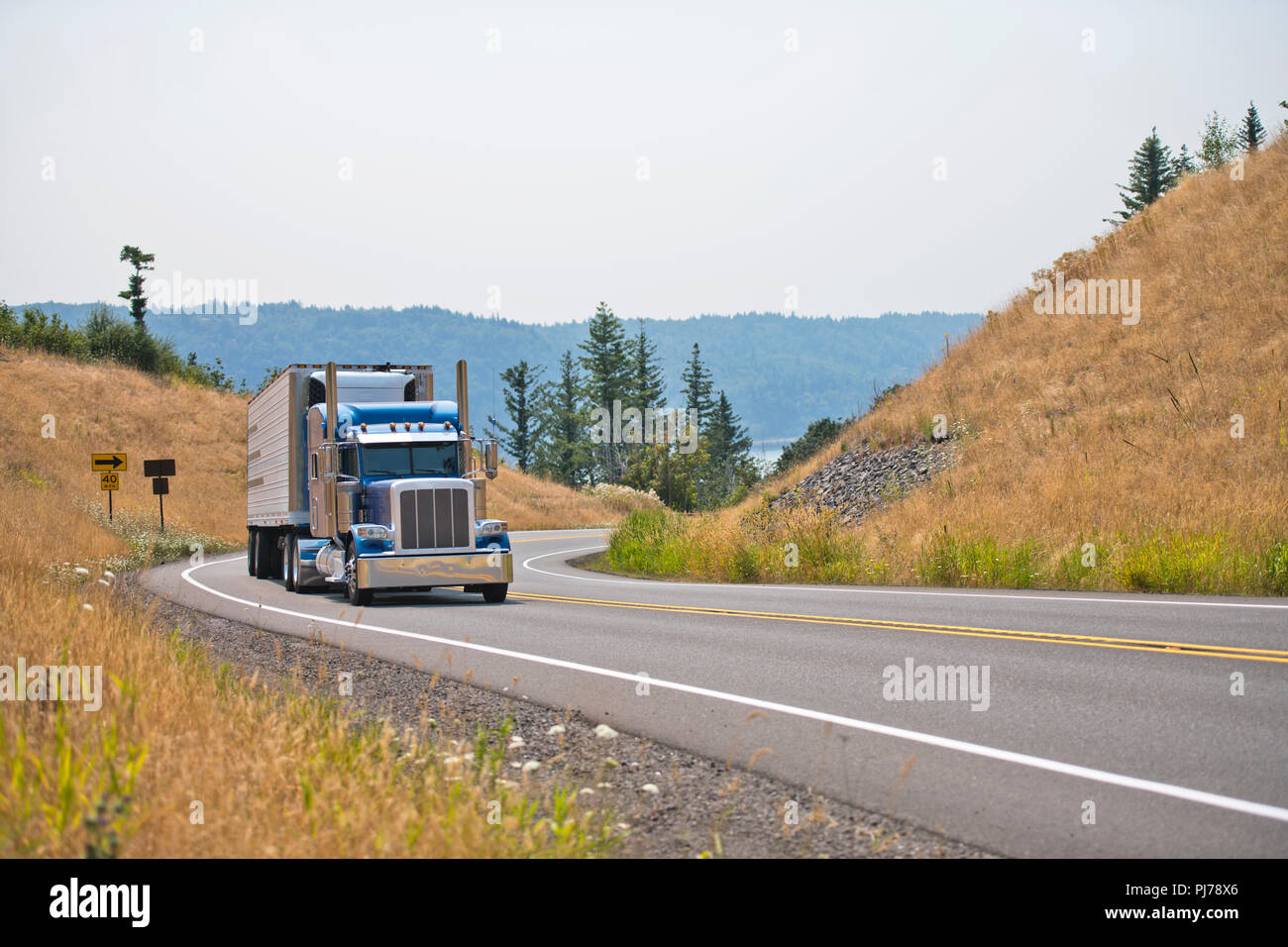 Propriétaire - les opérateurs sont le cœur de la plate-forme les conducteurs de gros camions semi classique, au transport de marchandises périssables en remorque frigorifique Banque D'Images Propriétaire - les opérateurs sont le cœur de la plate-forme les conducteurs de gros camions semi classique, au transport de marchandises périssables en remorque frigorifique Banque D'Images
