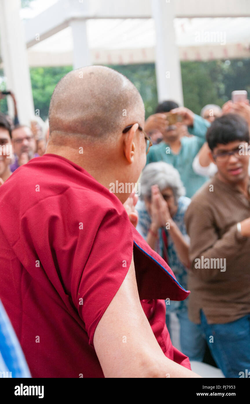 MUMBAI, INDE - Le 10 décembre 2017 : une femme s'incline avec les mains pliées à rechercher les bénédictions de Sa Sainteté le 14e Dalaï-Lama, lors d'un événement conférence spirituelle Banque D'Images