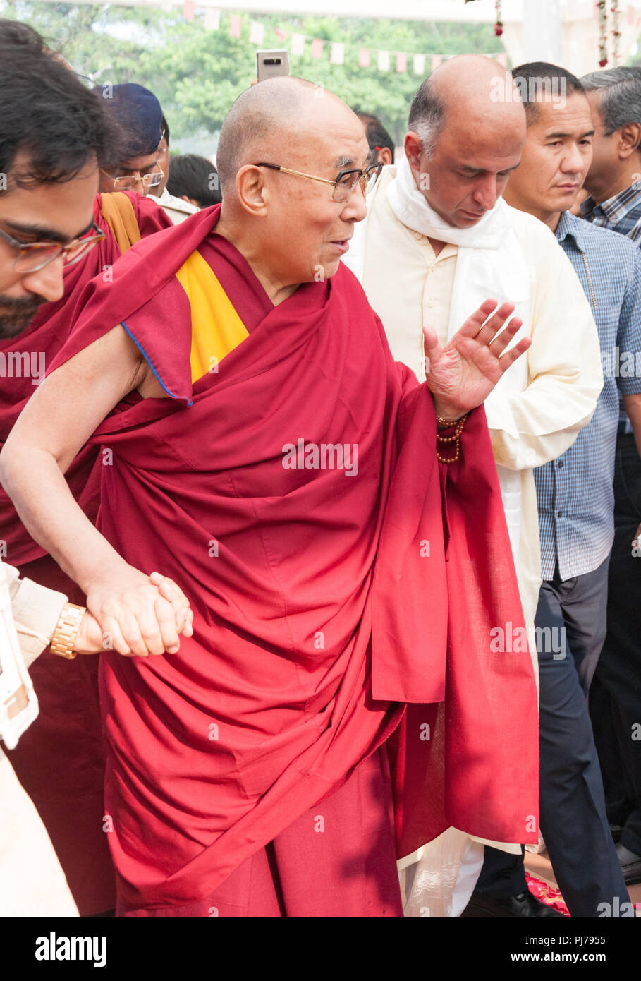 MUMBAI, INDE - Le 10 décembre 2017 : Sa Sainteté le 14e Dalaï Lama vagues pour les gens qu'il est escorté par des bénévoles lors d'une conférence spirituelle à l'événement Som Banque D'Images
