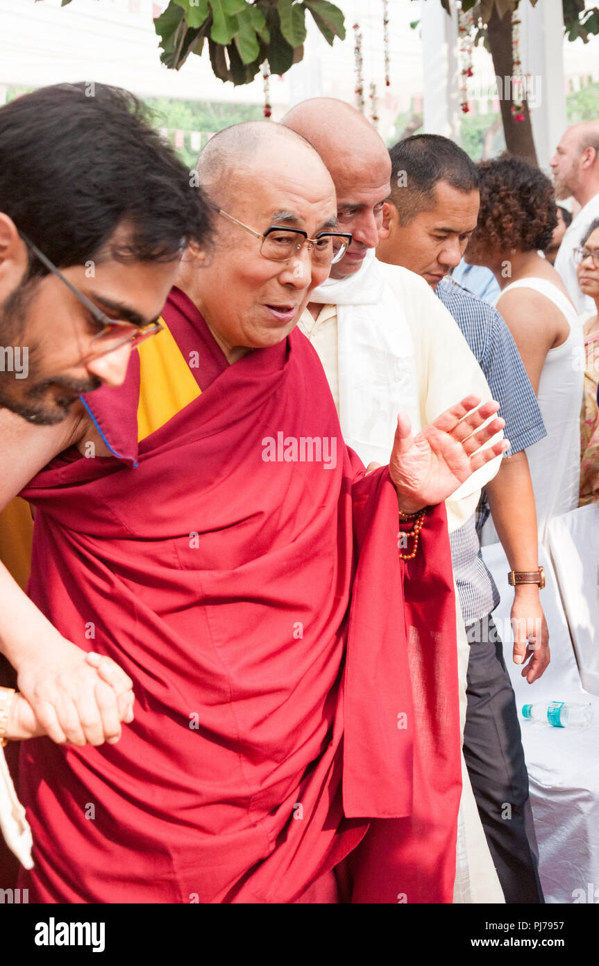 MUMBAI, INDE - Le 10 décembre 2017 : Sa Sainteté le 14e Dalaï Lama vagues pour les gens qu'il est escorté par des bénévoles lors d'une conférence spirituelle à l'événement Som Banque D'Images