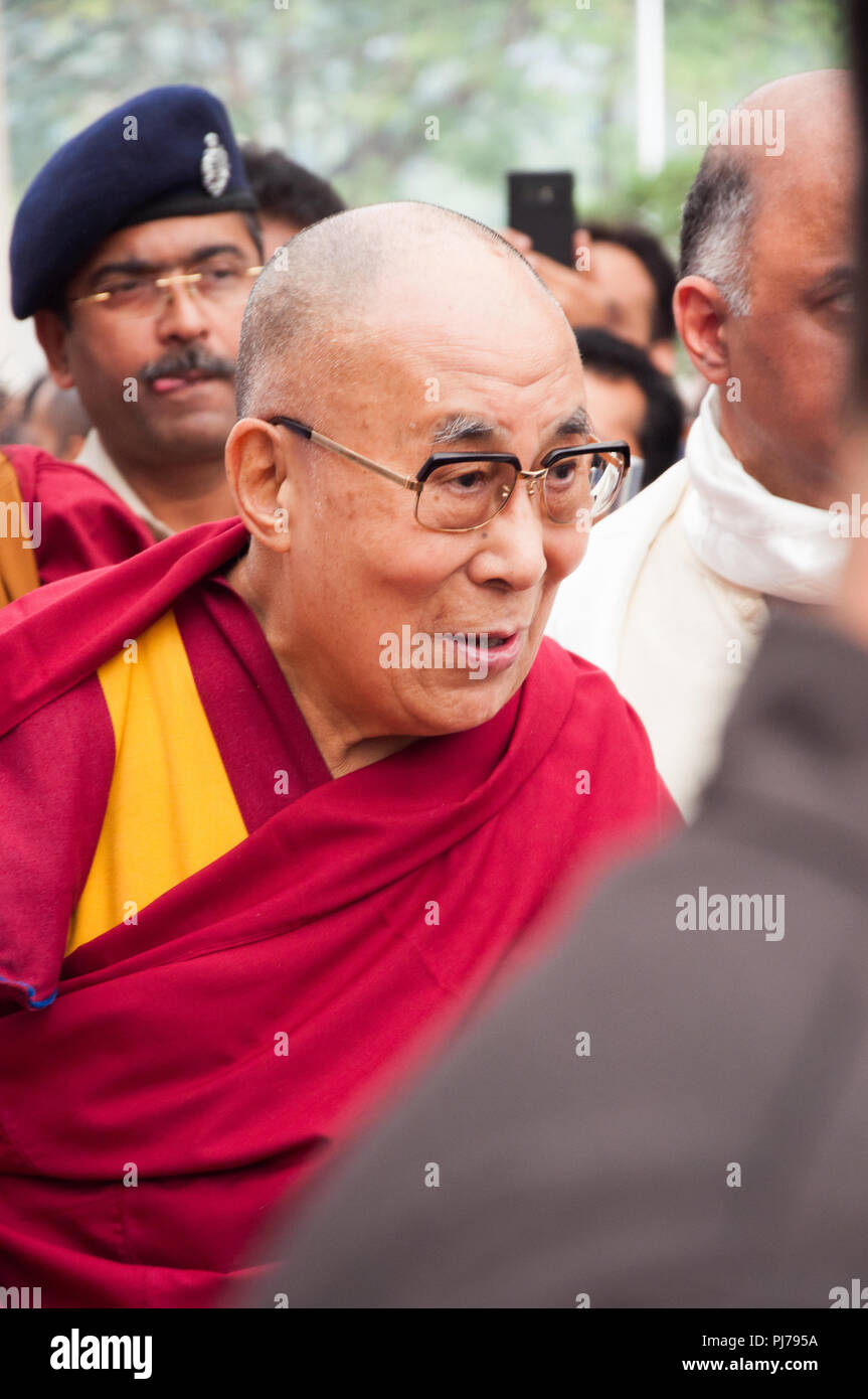 MUMBAI, INDE - Le 10 décembre 2017 : Sa Sainteté le 14ème Dalaï Lama au milieu d'une foule lorsqu'il entrera dans l'Somaiya College pour donner une conférence spirituelle. Je Banque D'Images