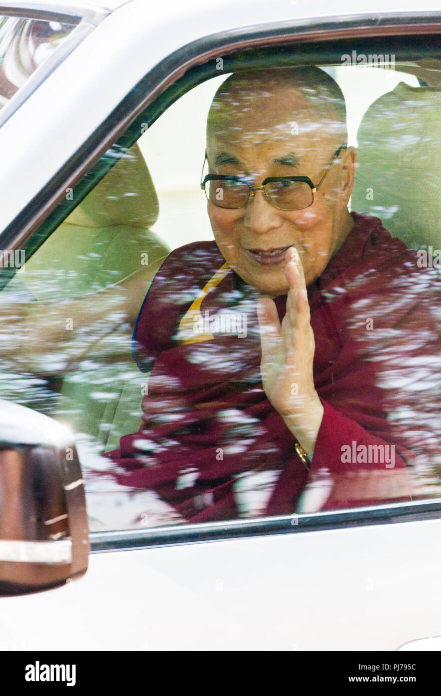 MUMBAI, INDE - Le 10 décembre 2017 : Le 14e Dalaï-Lama vagues et bénit les fidèles pendant qu'il part après avoir donné une conférence au collège spritiual Somaiya. Banque D'Images