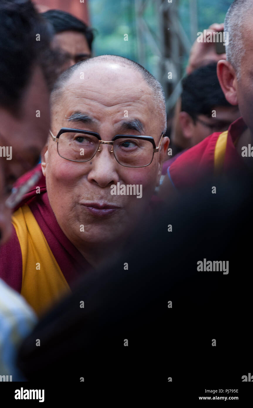 MUMBAI, INDE - Le 10 décembre 2017 : Le 14e Dalaï Lama au milieu d'une foule lorsqu'il entrera dans l'Somaiya College pour donner une conférence spirituelle. Banque D'Images