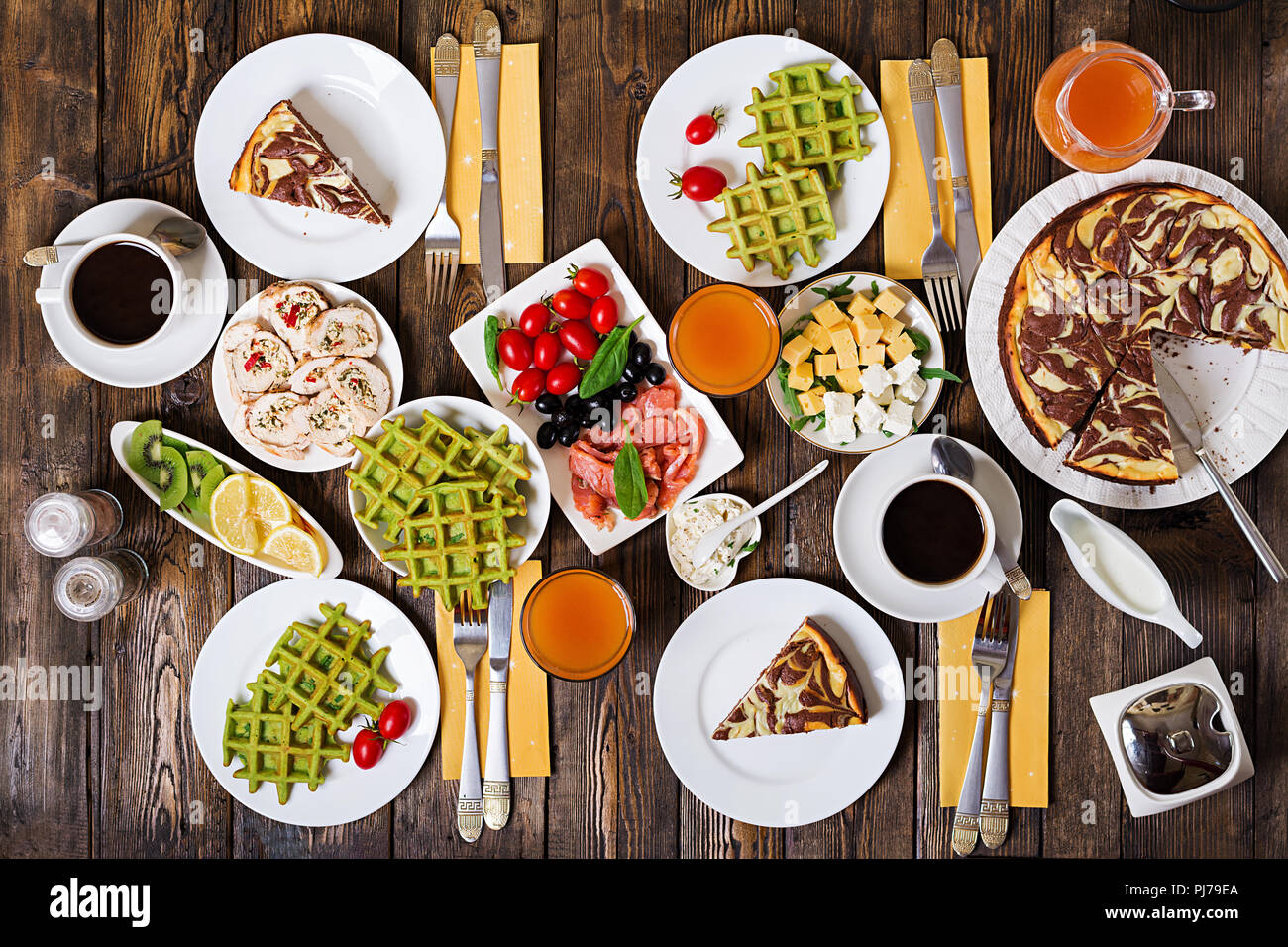 Petit Dejeuner D Un Tableau Brunch De Fete Ensemble Avec Divers Repas Gaufres Epinards Saumon Fromage Olives Roulades De Poulet Et Le Gateau Au Fromage Vue D En Haut Mise A Plat Photo Stock Petit Dejeuner D Un Tableau Brunch De Fete Ensemble Avec Divers Repas Gaufres Epinards Saumon Fromage Olives Roulades De Poulet Et Le Gateau Au Fromage Vue D En Haut Mise A Plat Photo Stock