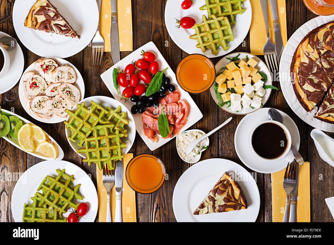 Petit Dejeuner D Un Tableau Brunch De Fete Ensemble Avec Divers Repas Gaufres Epinards Saumon Fromage Olives Roulades De Poulet Et Le Gateau Au Fromage Vue D En Haut Mise A Plat Photo Stock