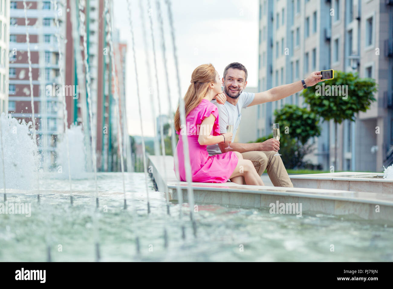 Belle homme séropositif siégeant ensemble avec sa petite amie Banque D'Images