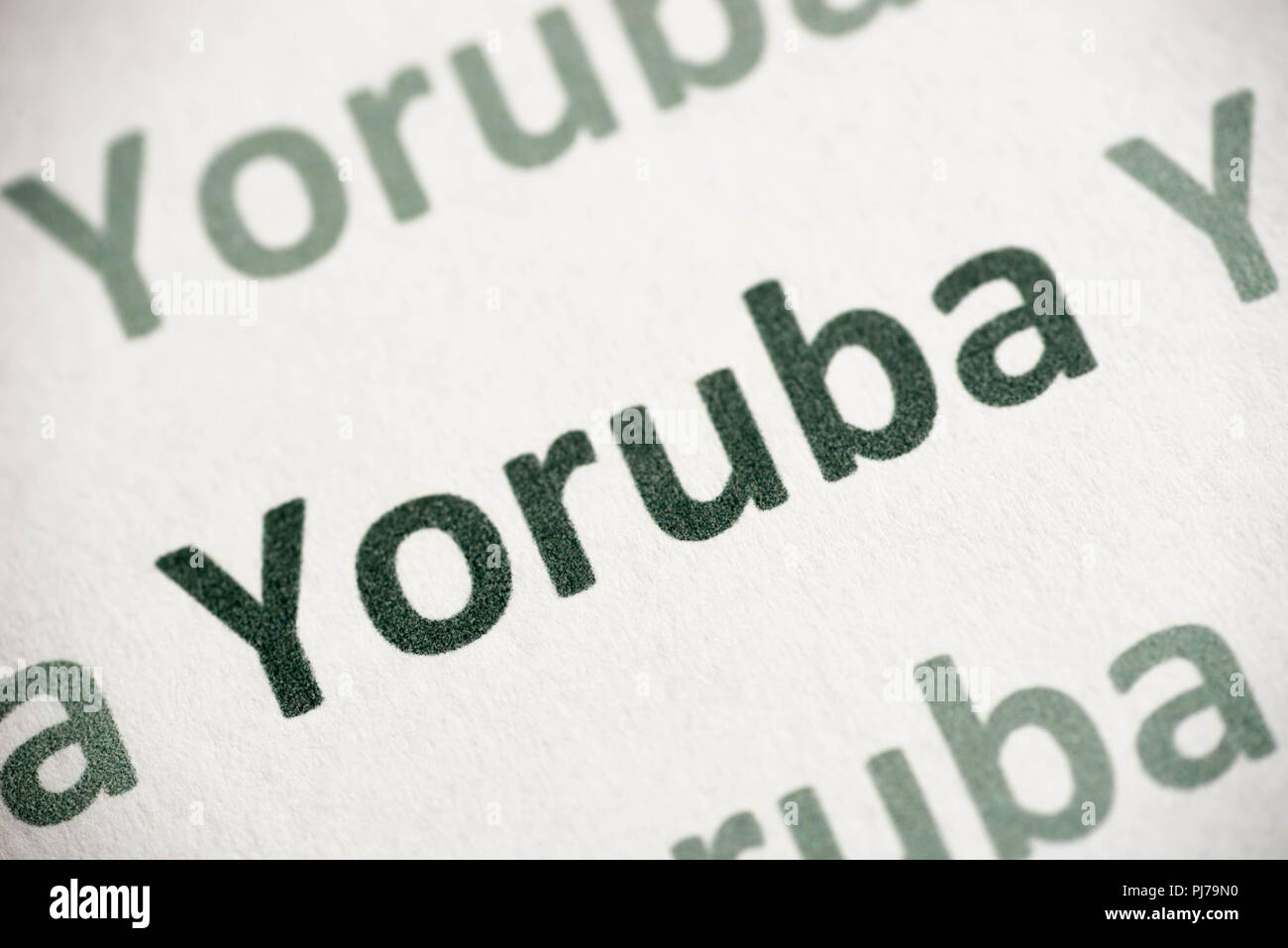 La langue Yoruba de mots imprimés sur papier blanc macro Banque D'Images