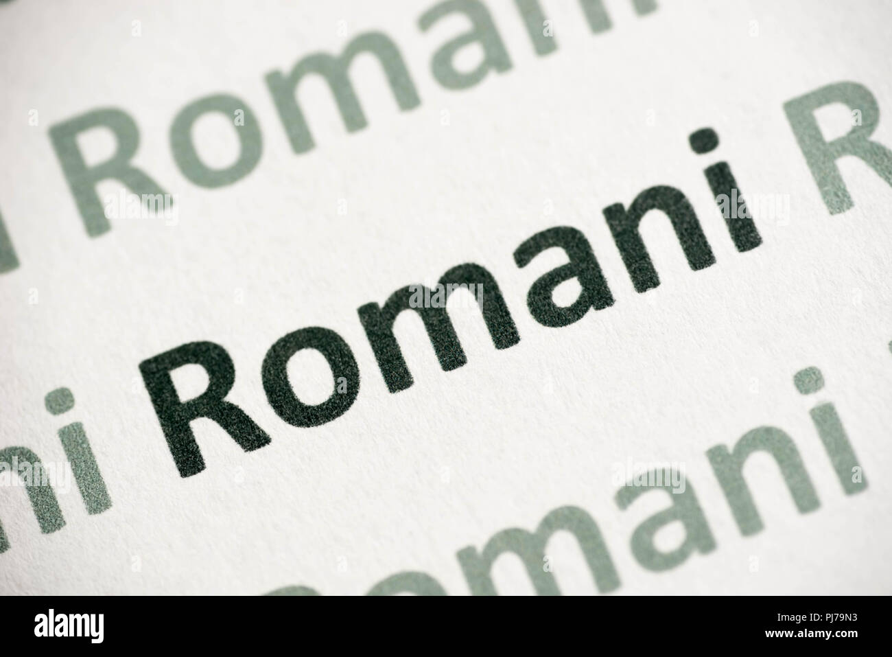 Mot romani imprimés sur papier blanc macro Banque D'Images
