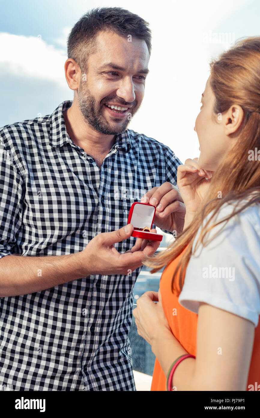 Un homme joyeux une proposition à sa petite amie Banque D'Images