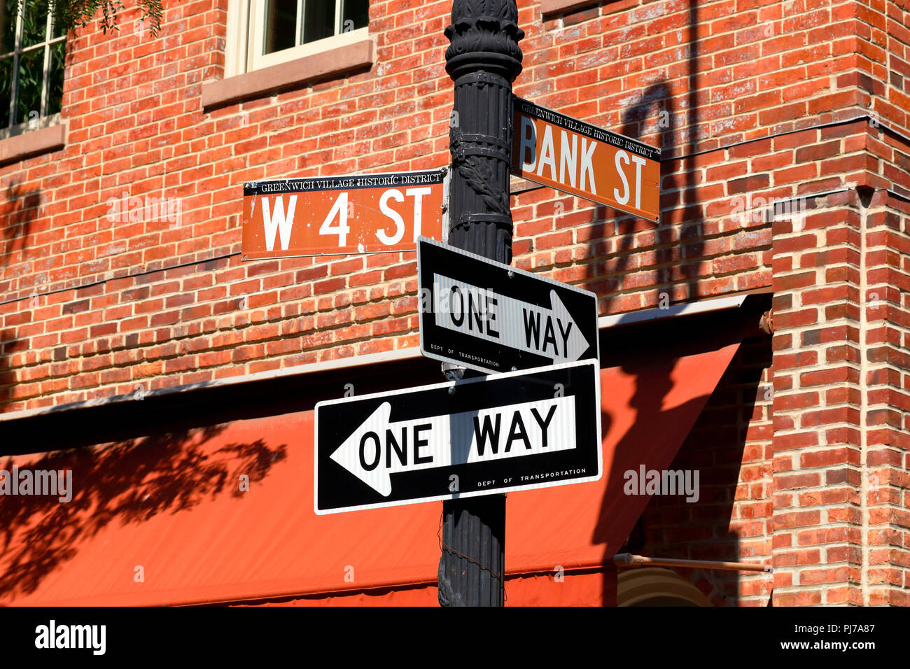 4ème de l'Ouest et la rue Bank Street sign, New York, NY. Banque D'Images