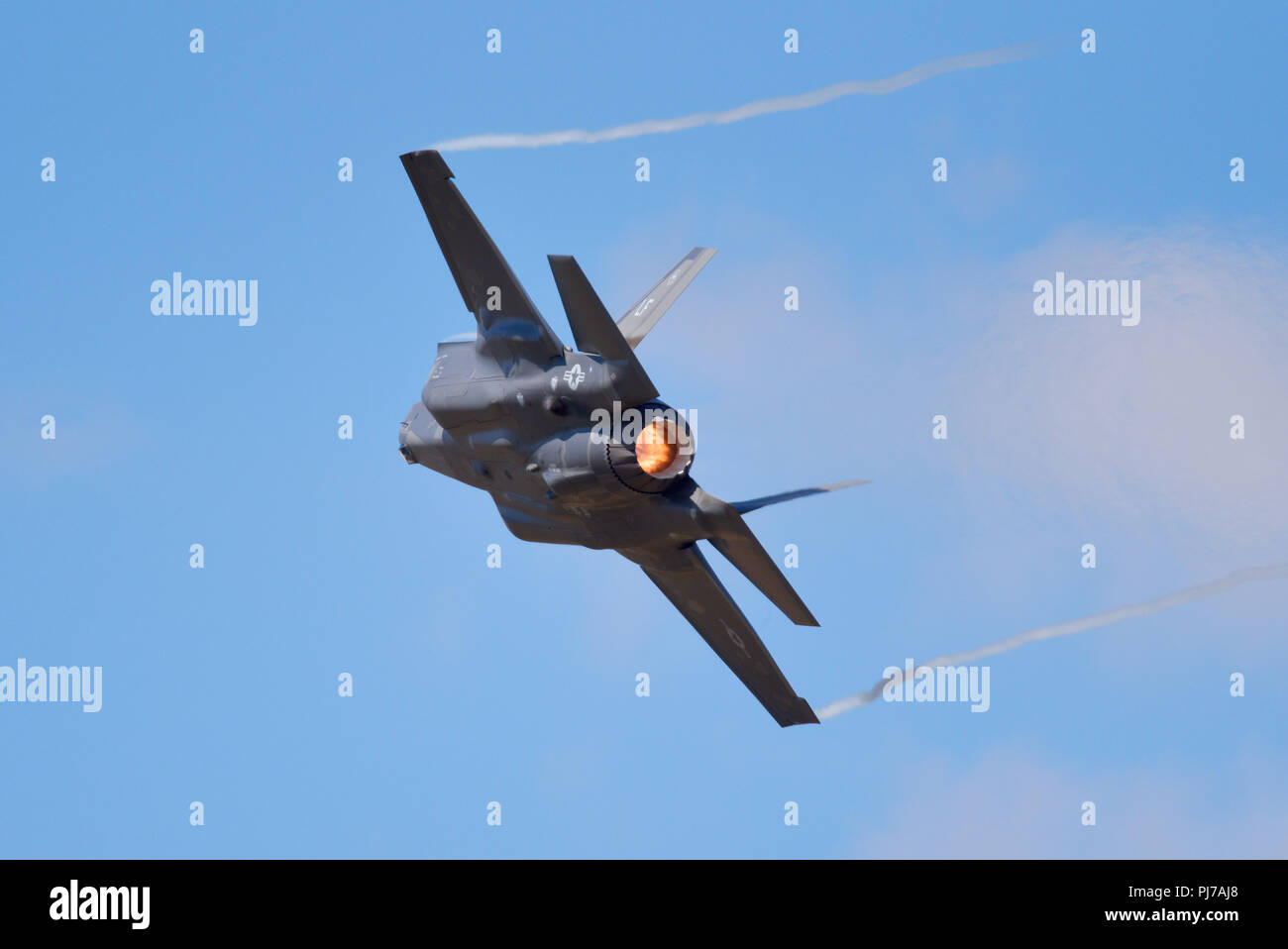 Avion de chasse furtif Lockheed Martin F-35a Lightning II de l'US Air Force au Royal International Air Tattoo, riat, RAF Fairford Airshow. Ciel bleu Banque D'Images