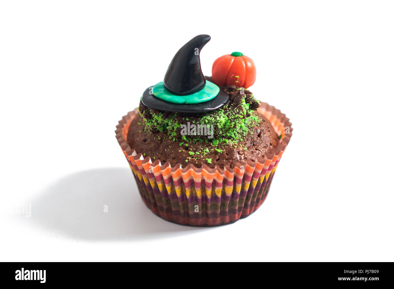 Halloween de fantaisie colorée alimentaire avec cupcake brownies fondant la citrouille et sorcière décorer sur fond blanc Banque D'Images