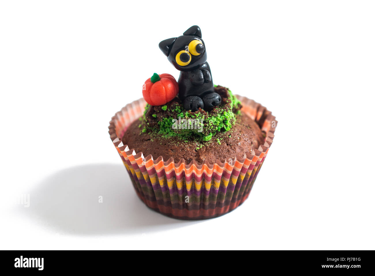 Halloween de fantaisie colorée alimentaire cupcake brownies avec Black Cat et le fondant de citrouille décorer sur fond blanc Banque D'Images