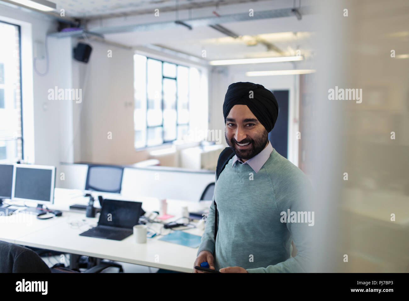 Portrait souriant, confiant homme d'affaires indien en turban Banque D'Images
