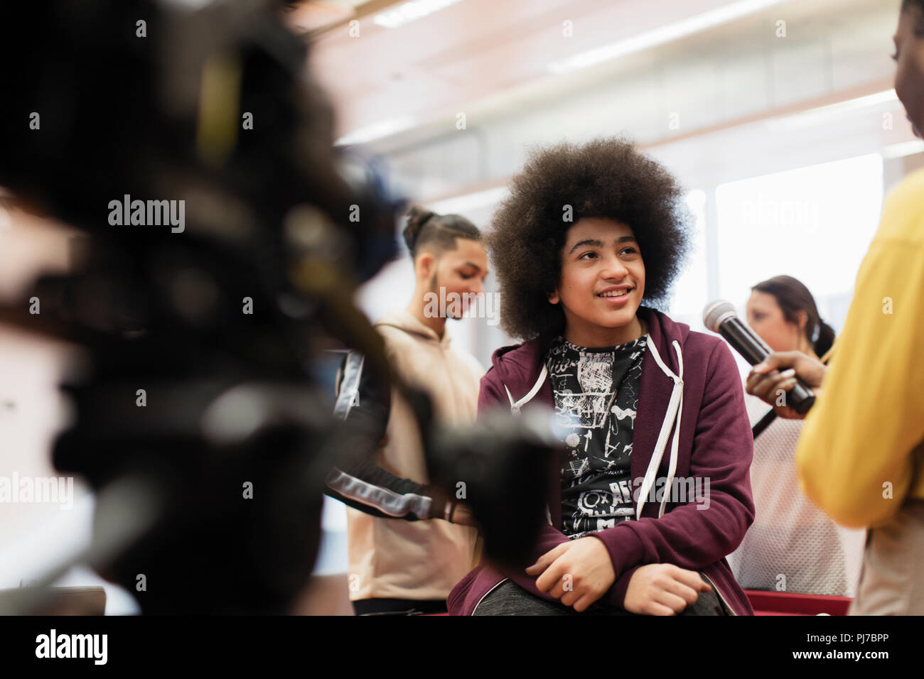 Les adolescents avec caméra vidéo et d'un micro vlogging Banque D'Images