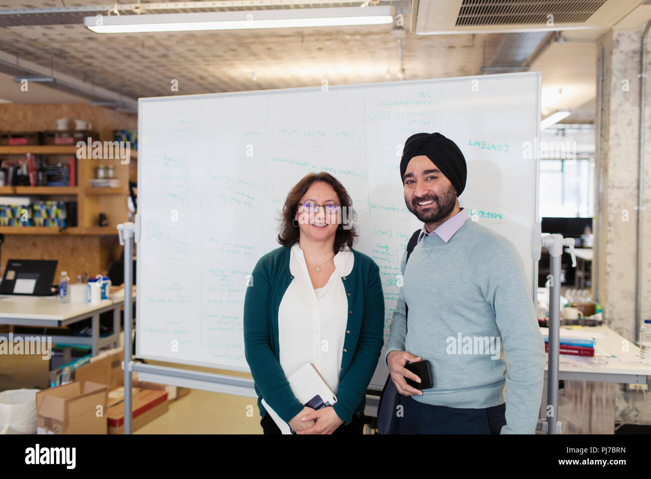 Portrait souriant, confiant à des gens d'affaires office Banque D'Images