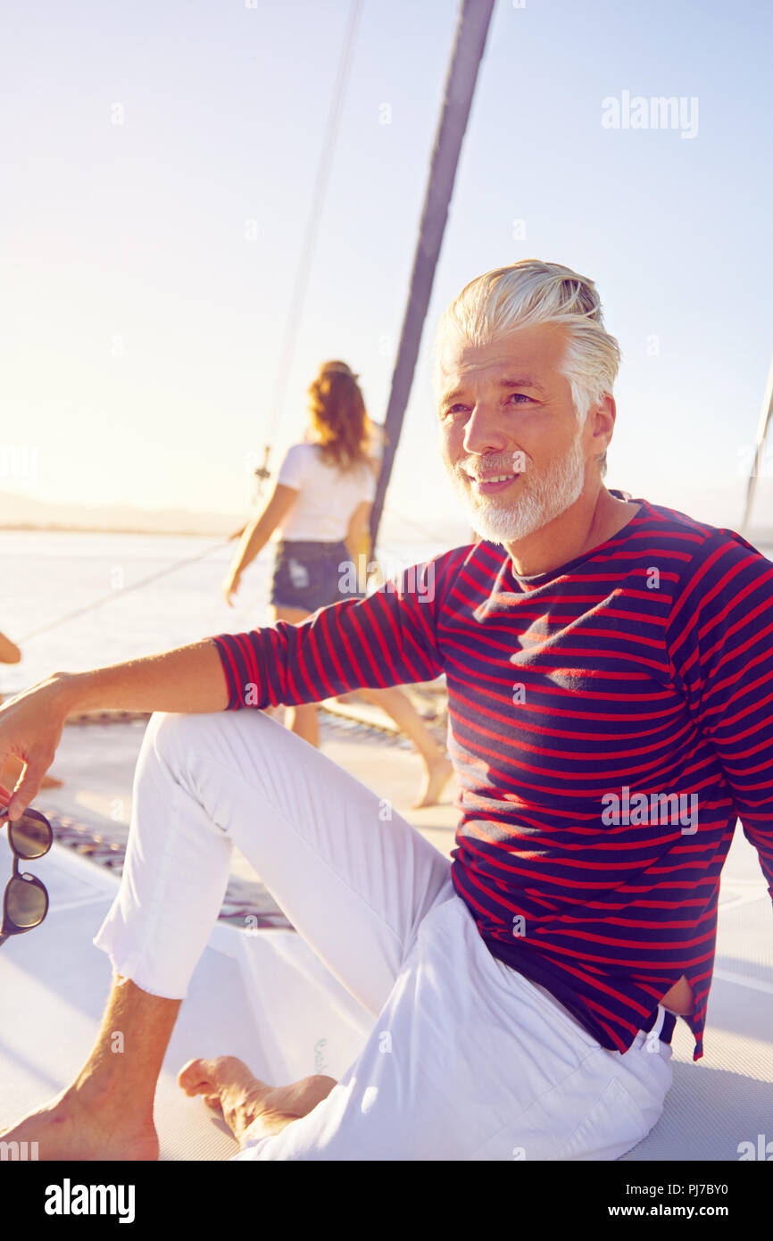 Portrait homme confiant détente sur sunny boat Banque D'Images