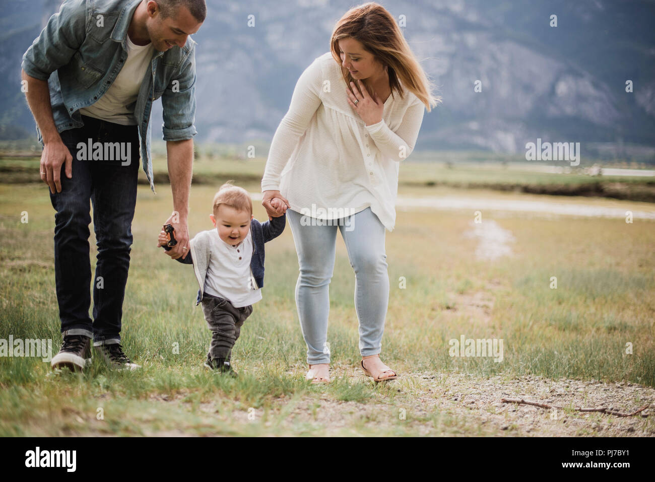 Quelques parents avec bébé fils in rural field Banque D'Images