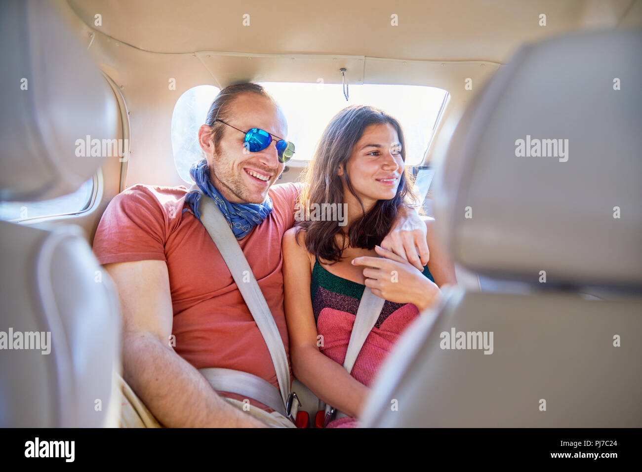 Friends riding in back seat of car Banque D'Images
