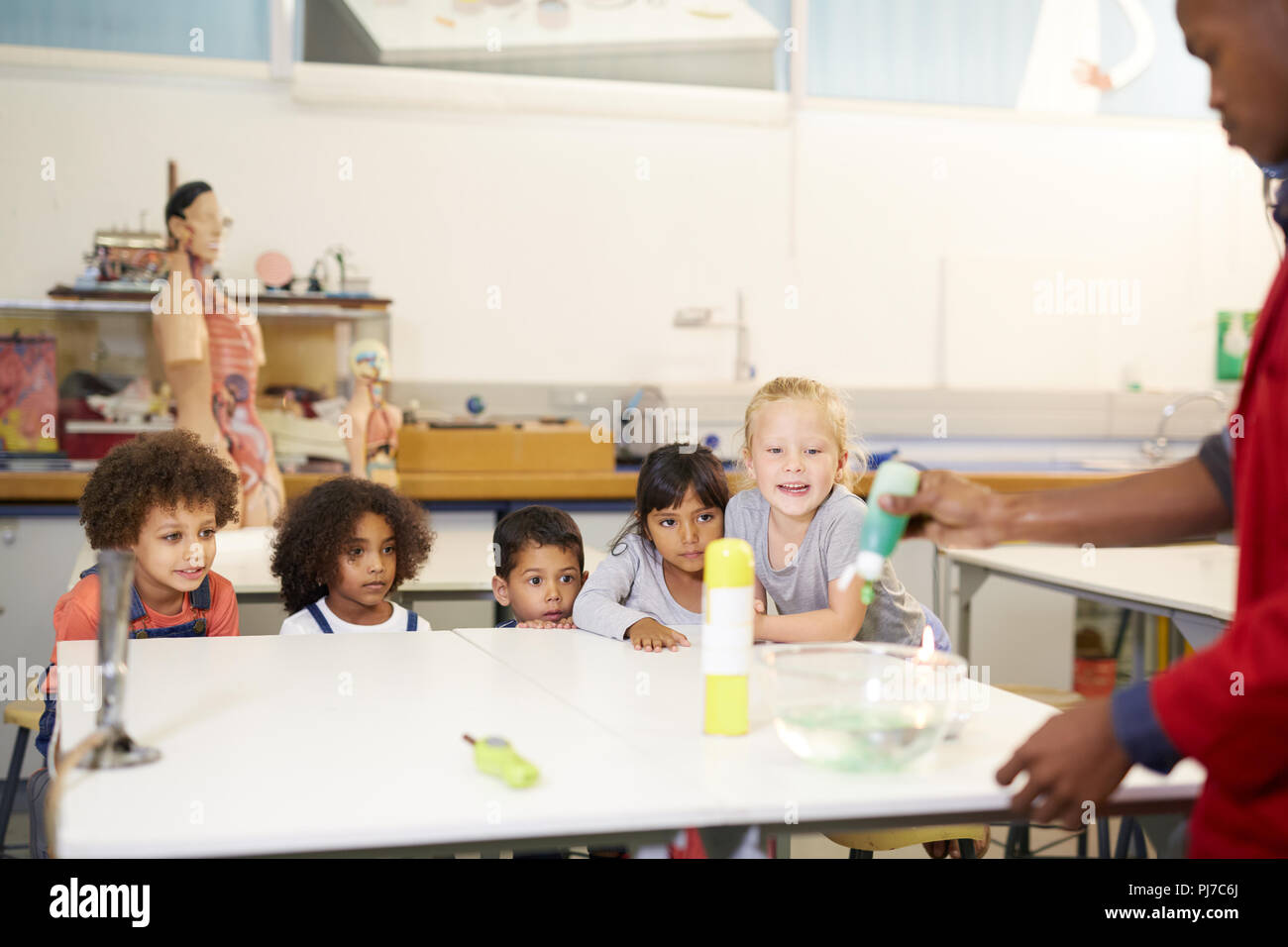 Les enfants curieux à regarder la science experiment in science center Banque D'Images