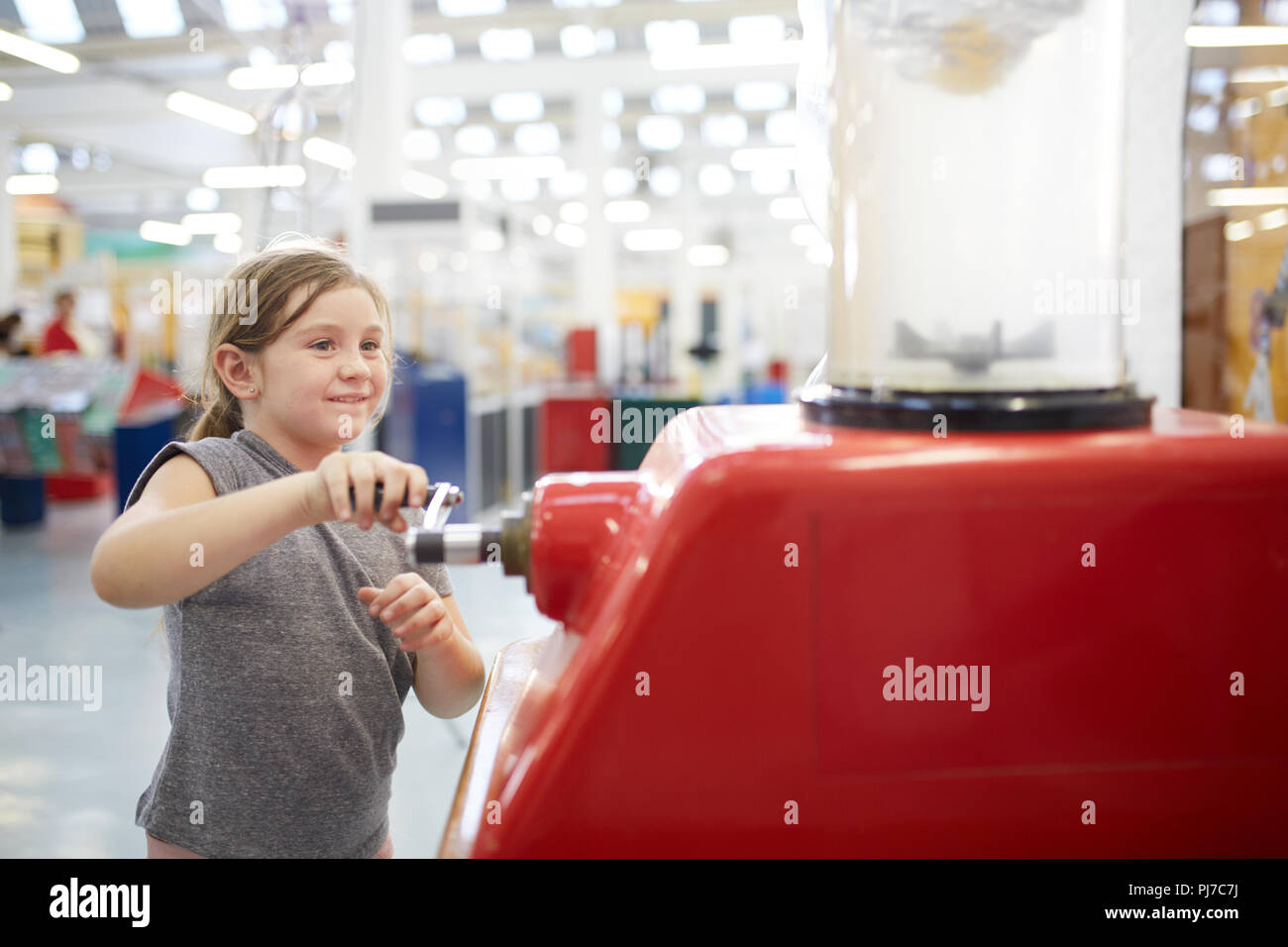 Fille jouant avec exposition interactive dans science center Banque D'Images